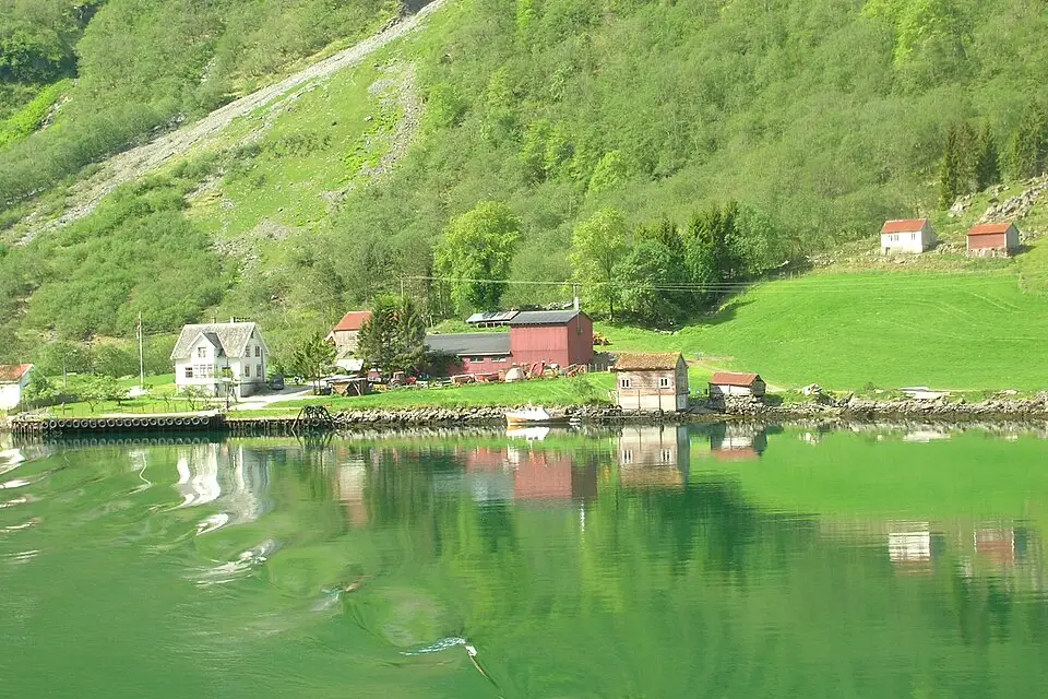 Stimmungsvolle Reiseansicht aus Norwegische Fjorde für Busreise Norwegische Fjorde mit Schifffahrt – Route & Leistungen