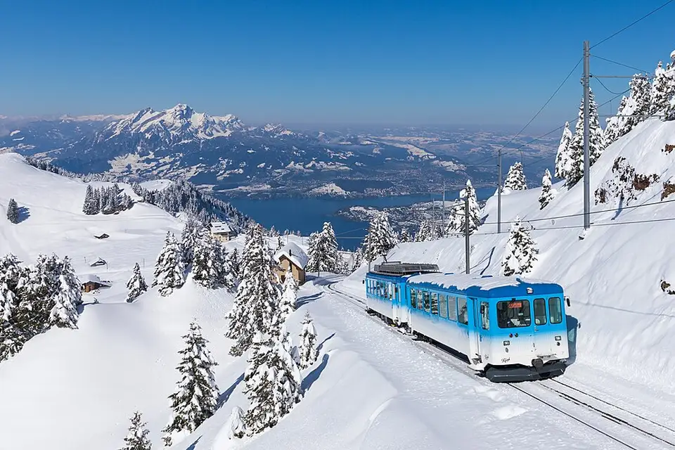 Stimmungsvolle Reiseansicht aus Vierwaldstättersee für Premium Busreise Vierwaldstättersee – Route & Leistungen