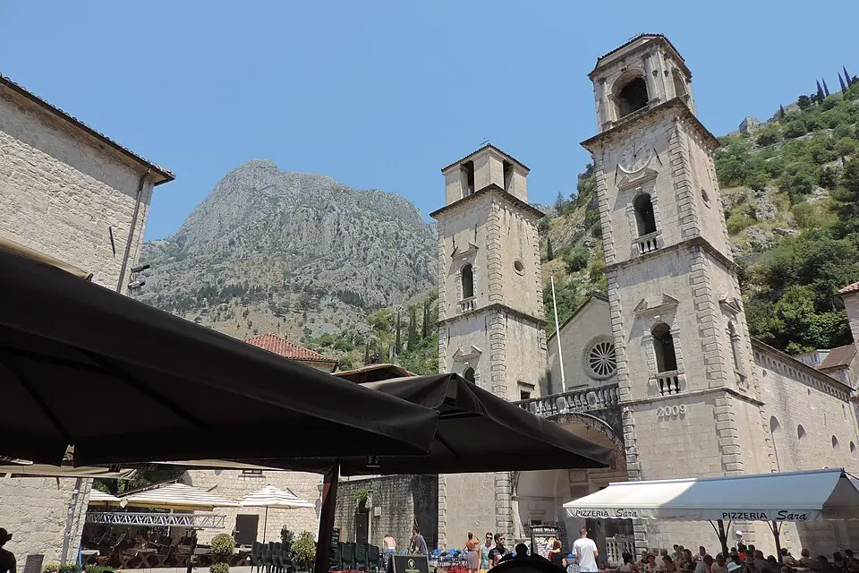 Stimmungsvolle Reiseansicht aus Montenegro für Wellnessreise Montenegro mit dem Bus – Dauer & Komfort