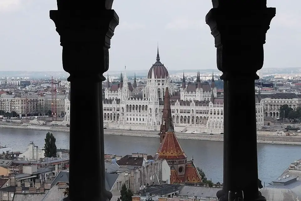Landschaft und Sehenswürdigkeiten in Budapest für Wellnessreise Budapest mit dem Bus – Reisecheck