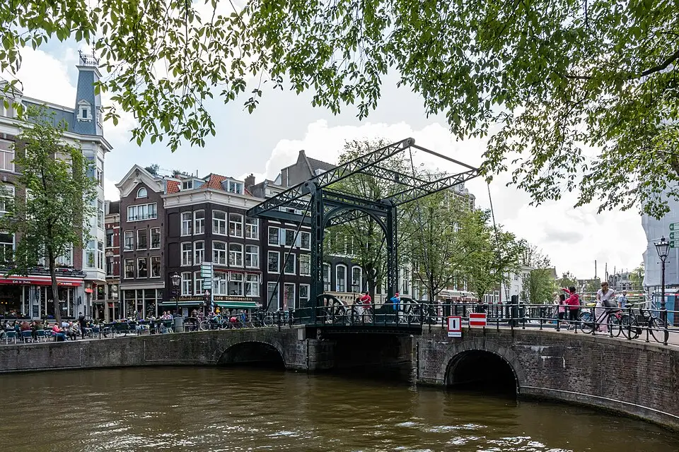 Authentischer Reisemoment in Amsterdam – passend zu Barrierearme Busreise Amsterdam – Route & Leistungen