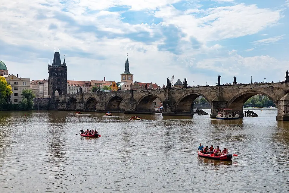 Authentischer Reisemoment in Prag – passend zu Beste Reisezeit für eine Busreise Prag – Tipps zur Auswahl