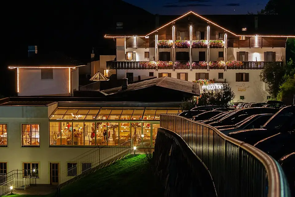 Stimmungsvolle Reiseansicht aus Südtirol für Busreise Südtirol – Route & Leistungen