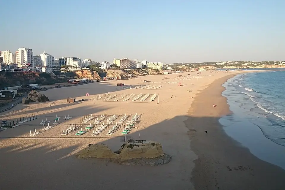 Authentischer Reisemoment in Algarve – passend zu Busreise Algarve im Sommer – Tipps zur Auswahl