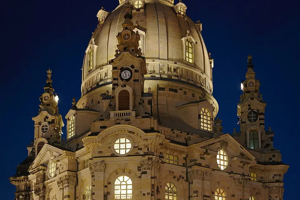 Stimmungsvolle Reiseansicht aus Dresden für Weihnachtsreise Dresden mit dem Bus – Route & Leistungen