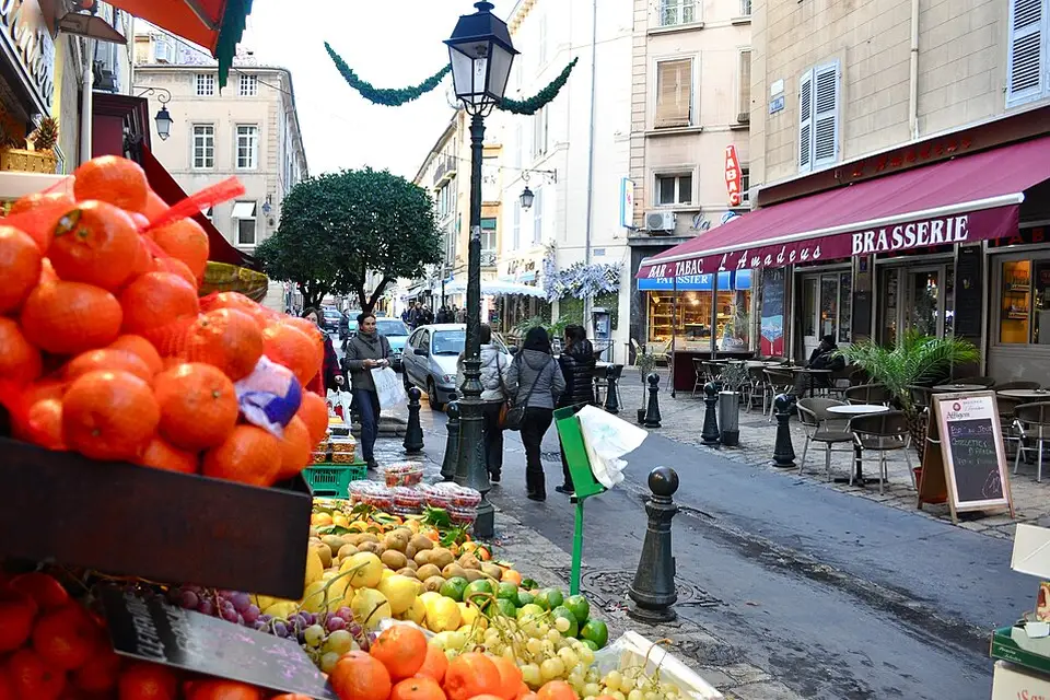 Stimmungsvolle Reiseansicht aus Provence für Busreise Provence für Alleinreisende – Tipps zur Auswahl