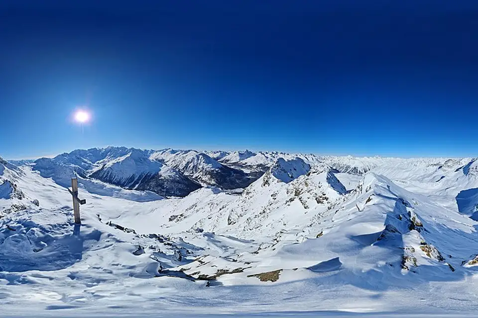 Stimmungsvolle Reiseansicht aus Engadin für Busreise Engadin mit Schifffahrt – Dauer & Komfort