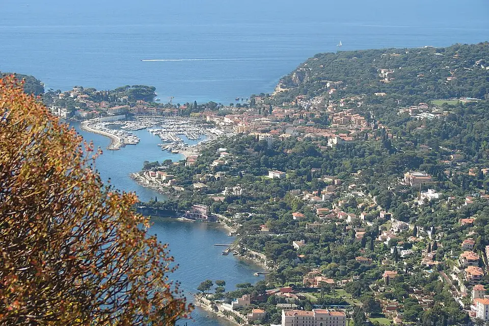 Stimmungsvolle Reiseansicht aus Côte d’Azur für Busreise Côte d’Azur mit 4-Sterne-Hotel – Dauer & Komfort