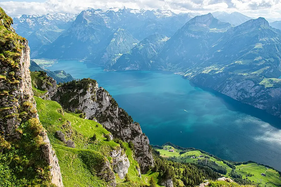 Stimmungsvolle Reiseansicht aus Vierwaldstättersee für Busreise Vierwaldstättersee für Familien – Route & Leistungen