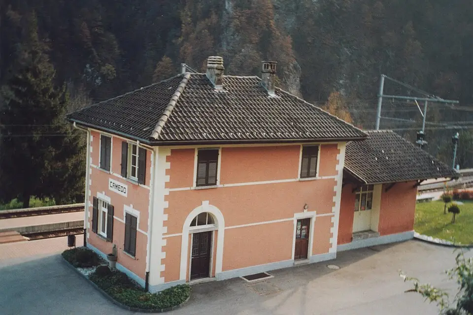 Stimmungsvolle Reiseansicht aus Tessin für Genussreise Tessin mit dem Bus – Tipps zur Auswahl