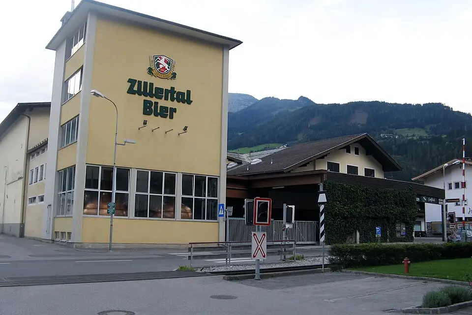 Stimmungsvolle Reiseansicht aus Zillertal für Busreise Zillertal 10 Tage – Dauer & Komfort