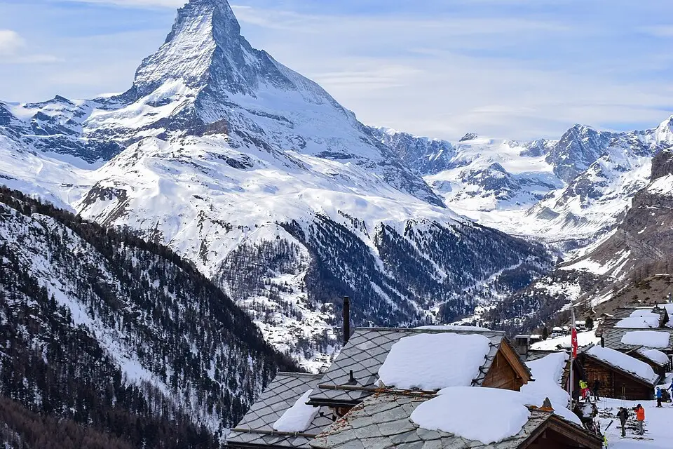Stimmungsvolle Reiseansicht aus Wallis für Busreise Wallis mit viel Freizeit – Route & Leistungen