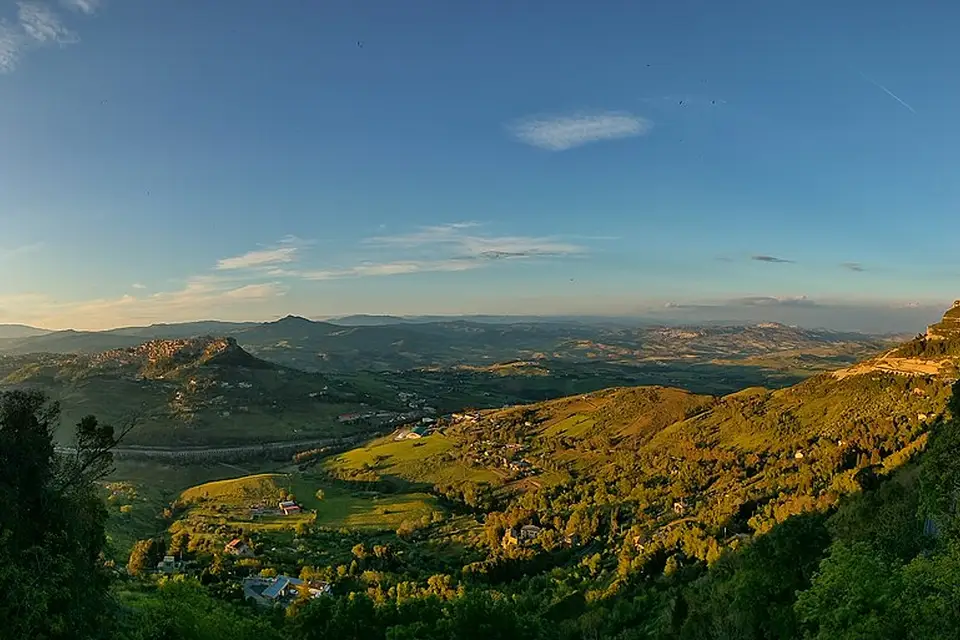 Stimmungsvolle Reiseansicht aus Sizilien für Genussreise Sizilien mit dem Bus – Route & Leistungen
