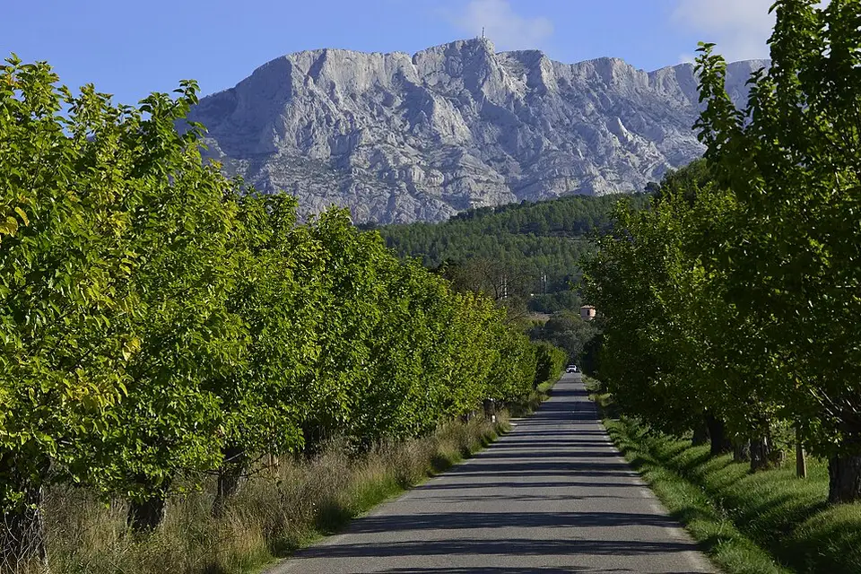Stimmungsvolle Reiseansicht aus Provence für Kulturreise Provence mit dem Bus – Dauer & Komfort