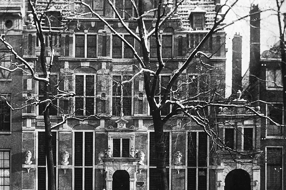 Stimmungsvolle Reiseansicht aus Amsterdam für Wellnessreise Amsterdam mit dem Bus – ehrlich eingeordnet