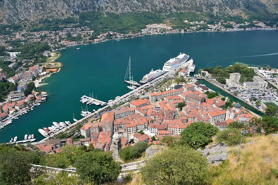 Stimmungsvolle Reiseansicht aus Montenegro für Busreise Montenegro Angebote vergleichen – ehrlich eingeordnet