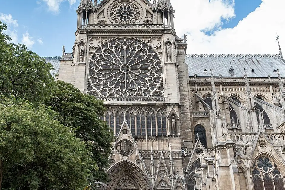 Stimmungsvolle Reiseansicht aus Paris für Busreise Paris im Frühling – Reiseguide