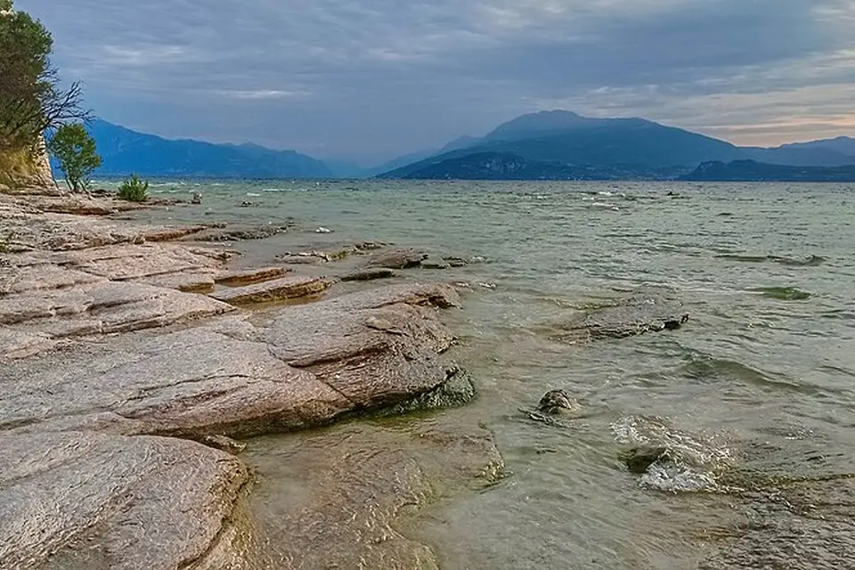 Stimmungsvolle Reiseansicht aus Gardasee für Kulturreise Gardasee mit dem Bus – Reiseguide