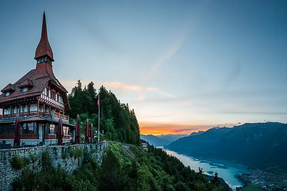 Landschaft und Sehenswürdigkeiten in Berner Oberland für Naturreise Berner Oberland mit dem Bus – Reiseguide