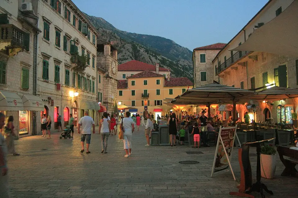 Authentischer Reisemoment in Montenegro – passend zu Weihnachtsreise Montenegro mit dem Bus – Dauer & Komfort