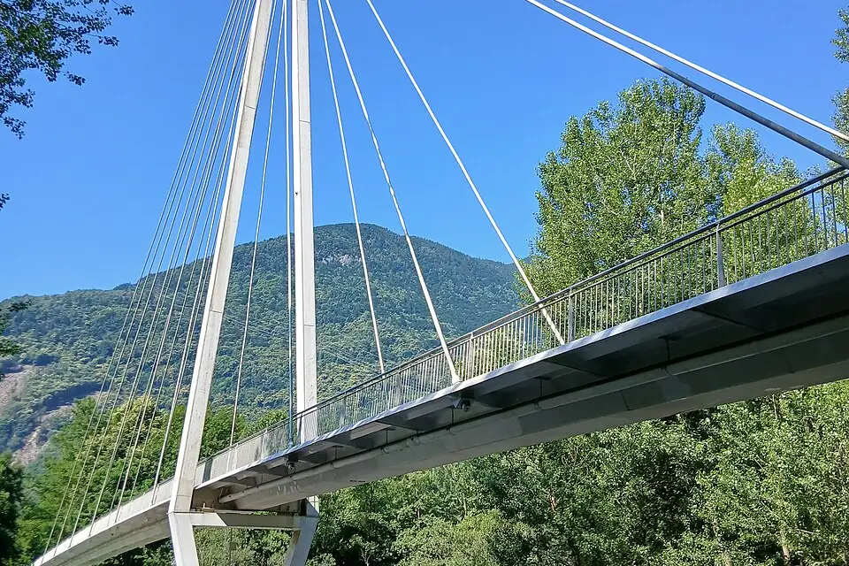 Stimmungsvolle Reiseansicht aus Tessin für Beste Reisezeit für eine Busreise Tessin – Dauer & Komfort