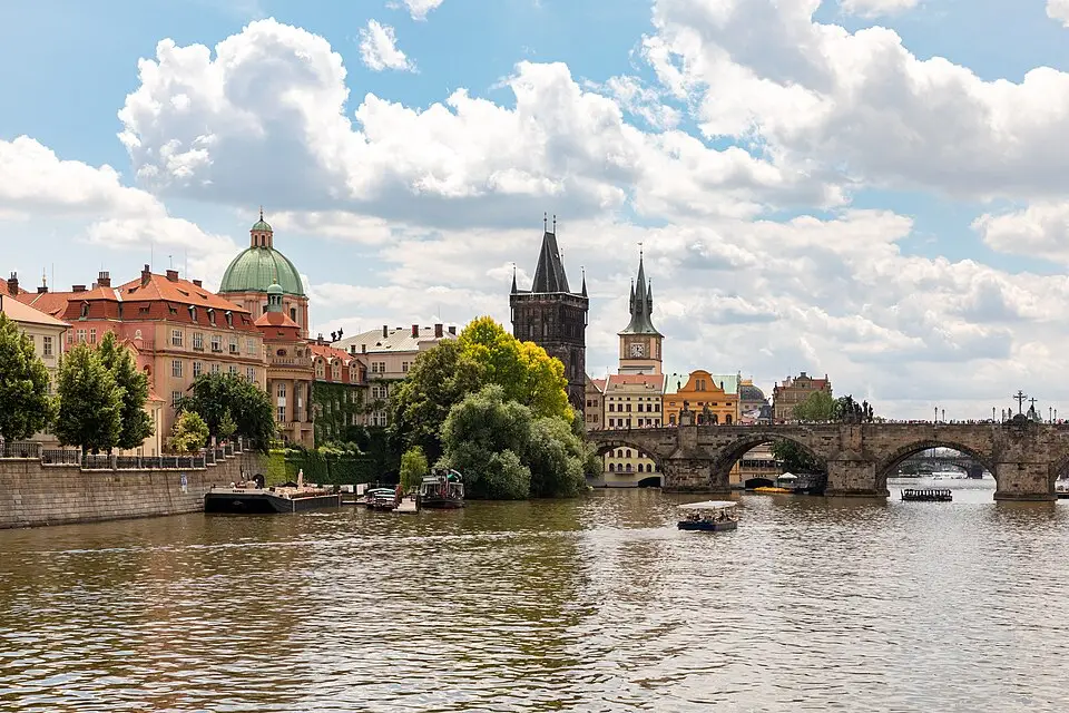 Authentischer Reisemoment in Prag – passend zu Busreise Prag mit Schifffahrt – Route & Leistungen