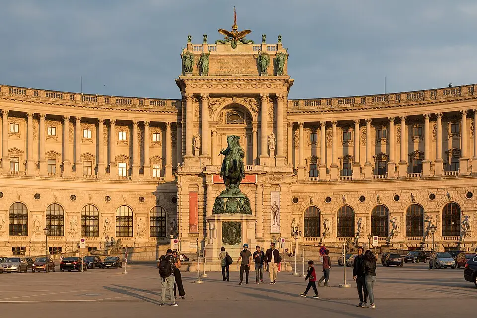 Stimmungsvolle Reiseansicht aus Wien für Genussreise Wien mit dem Bus – Route & Leistungen