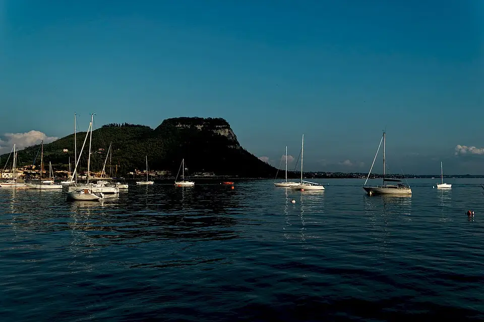 Stimmungsvolle Reiseansicht aus Gardasee für Busreise Gardasee ab München – Reiseguide