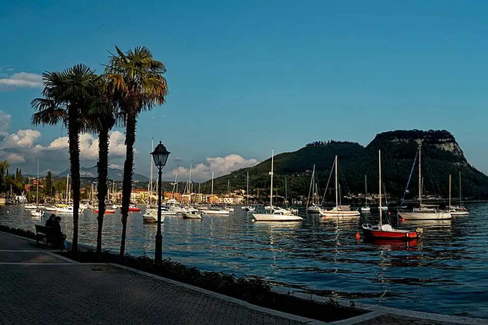 Stimmungsvolle Reiseansicht aus Gardasee für Busreise Gardasee ab NRW – Dauer & Komfort
