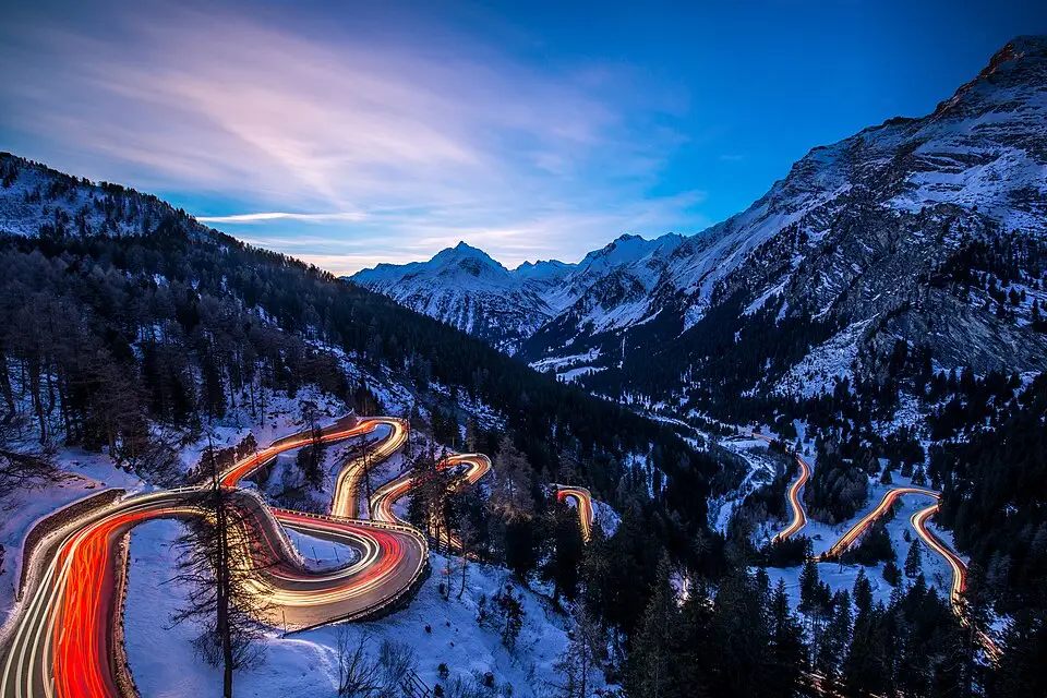 Stimmungsvolle Reiseansicht aus Engadin für Adventsreise Engadin mit dem Bus – ehrlich eingeordnet