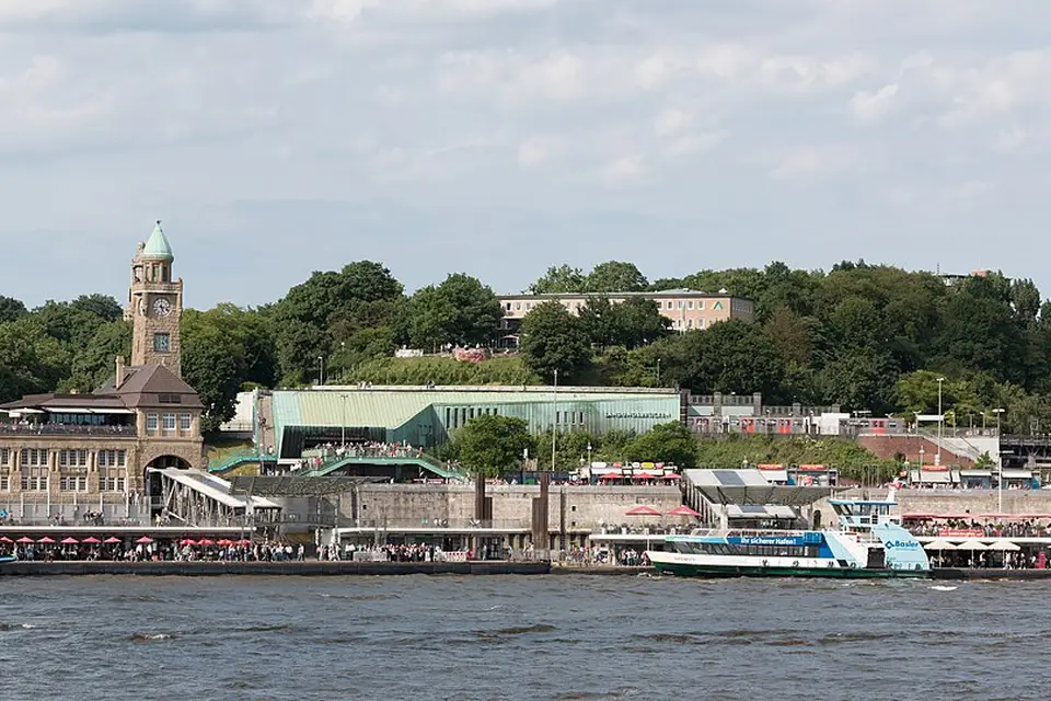 Stimmungsvolle Reiseansicht aus Hamburg für Panoramareise Hamburg mit dem Bus – Route & Leistungen