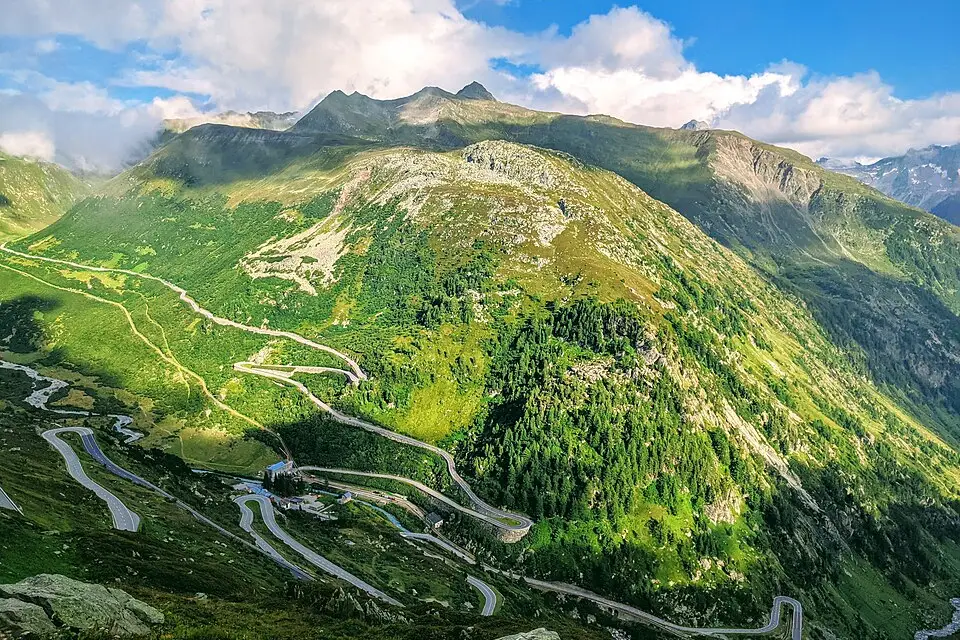Landschaft und Sehenswürdigkeiten in Wallis für Günstige Busreise Wallis – Dauer & Komfort