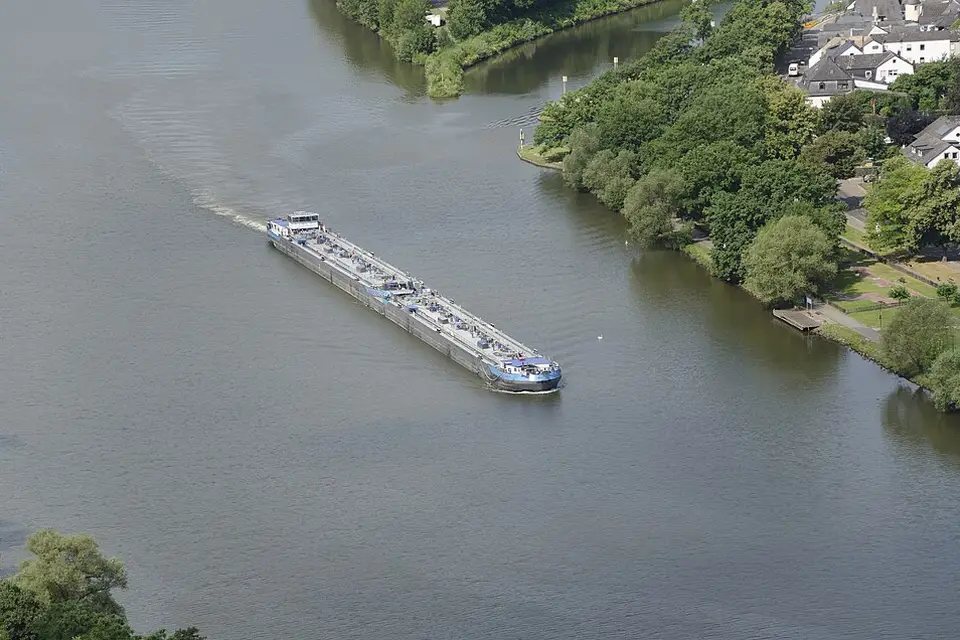 Stimmungsvolle Reiseansicht aus Mosel für Busreise Mosel mit Panoramabahn – Reiseguide