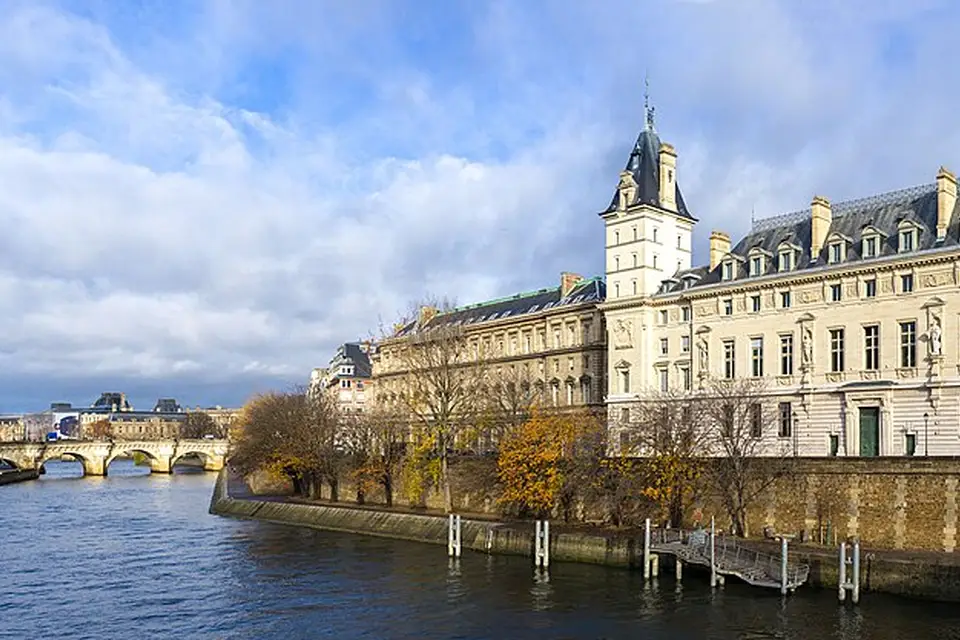 Authentischer Reisemoment in Paris – passend zu Busreise Paris im Winter – Route & Leistungen