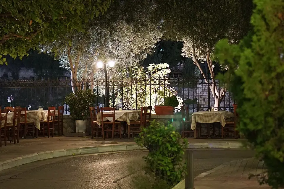 Stimmungsvolle Reiseansicht aus Athen für Busreise Athen übers Wochenende – Reiseguide