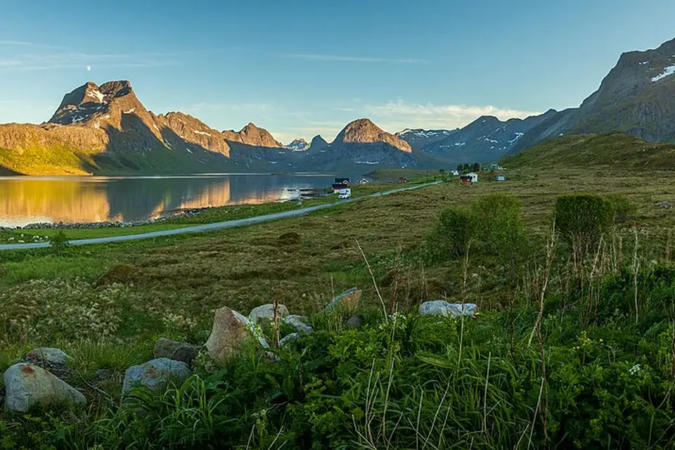 Stimmungsvolle Reiseansicht aus Norwegische Fjorde für Busreise Norwegische Fjorde mit Haustürabholung – Reiseguide