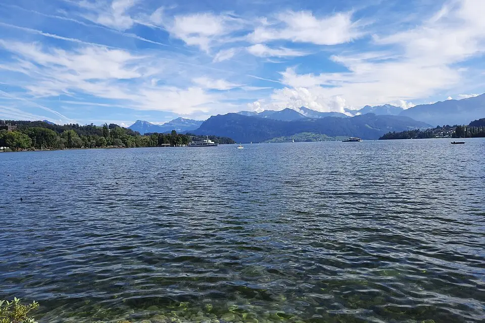 Stimmungsvolle Reiseansicht aus Vierwaldstättersee für Busreise Vierwaldstättersee ab Stuttgart – Tipps zur Auswahl