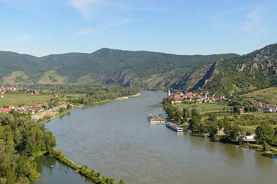 Stimmungsvolle Reiseansicht aus Wachau für Beste Reisezeit für eine Busreise Wachau – ehrlich eingeordnet