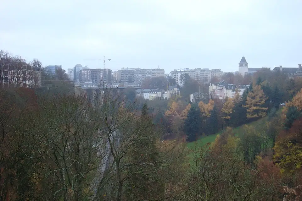 Stimmungsvolle Reiseansicht aus Luxemburg für Standortreise Luxemburg mit dem Bus – Dauer & Komfort