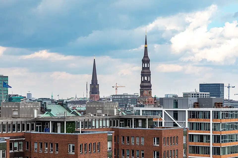 Stimmungsvolle Reiseansicht aus Hamburg für Kurzreise Hamburg mit dem Bus – Dauer & Komfort
