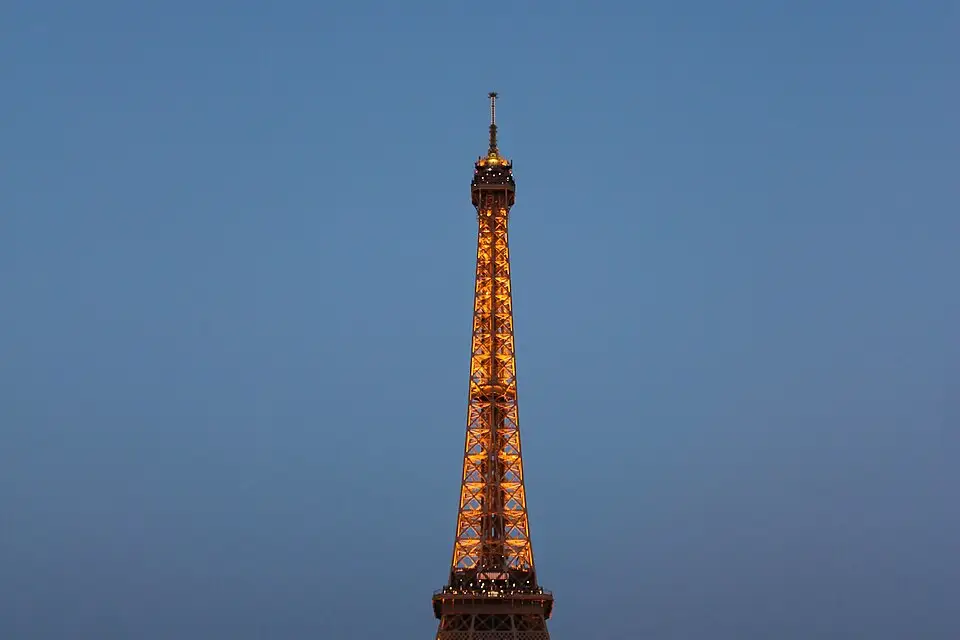 Stimmungsvolle Reiseansicht aus Paris für Busreise Paris mit 4-Sterne-Hotel – Dauer & Komfort