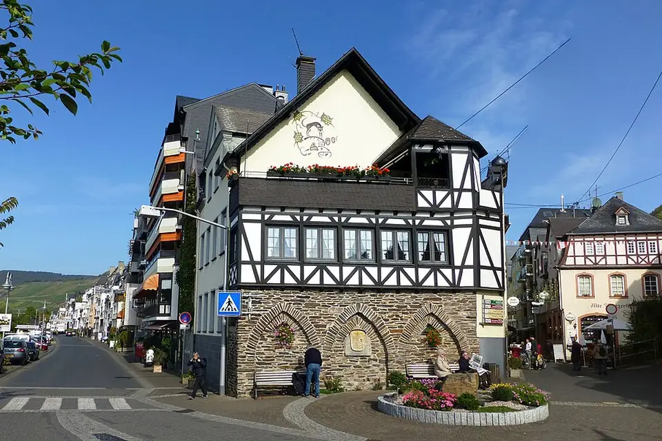 Stimmungsvolle Reiseansicht aus Mosel für Wellnessreise Mosel mit dem Bus – Route & Leistungen