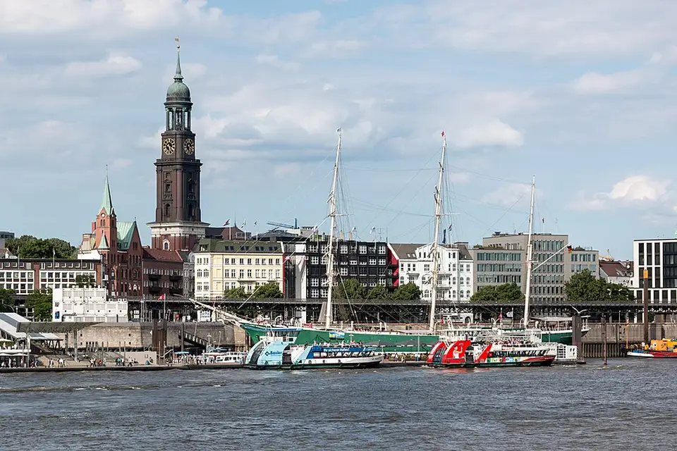 Stimmungsvolle Reiseansicht aus Hamburg für Busreise Hamburg mit Reiseleitung – Dauer & Komfort