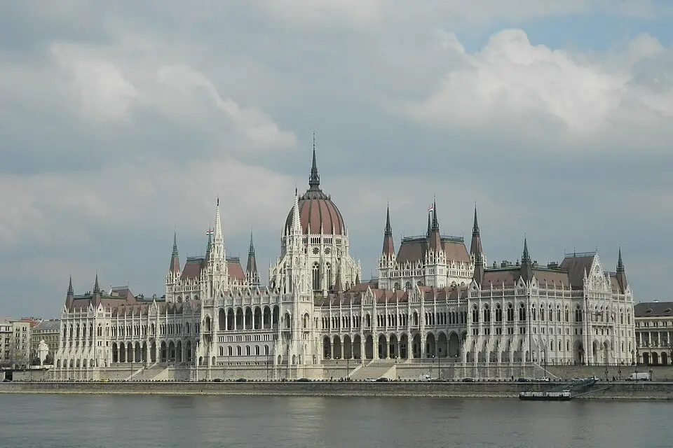Landschaft und Sehenswürdigkeiten in Budapest für Weihnachtsreise Budapest mit dem Bus – ehrlich eingeordnet
