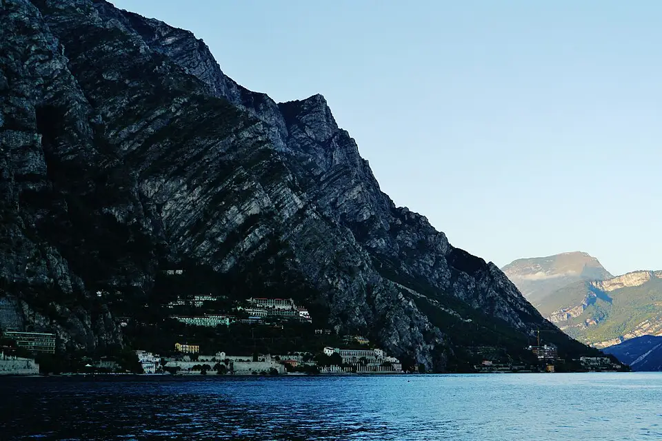 Stimmungsvolle Reiseansicht aus Gardasee für Wellnessreise Gardasee mit dem Bus – Dauer & Komfort