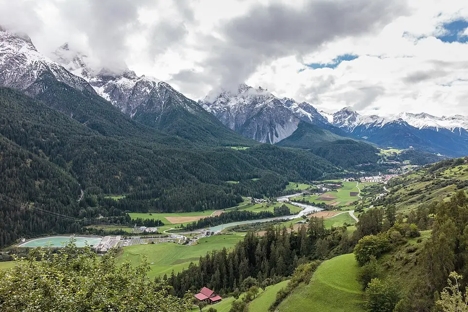 Stimmungsvolle Reiseansicht aus Engadin für Busreise Engadin 10 Tage – Reiseguide