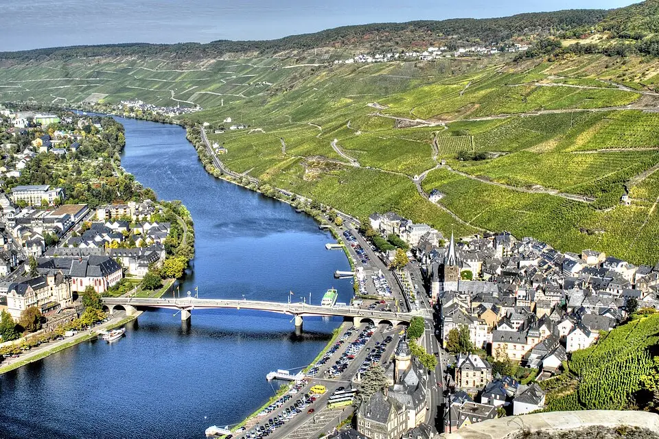 Stimmungsvolle Reiseansicht aus Mosel für Busreise Mosel im Herbst – Dauer & Komfort