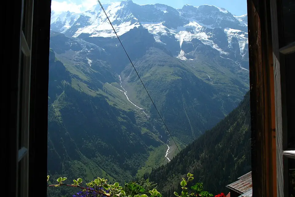 Stimmungsvolle Reiseansicht aus Berner Oberland für Busreise Berner Oberland im Herbst – Route & Leistungen