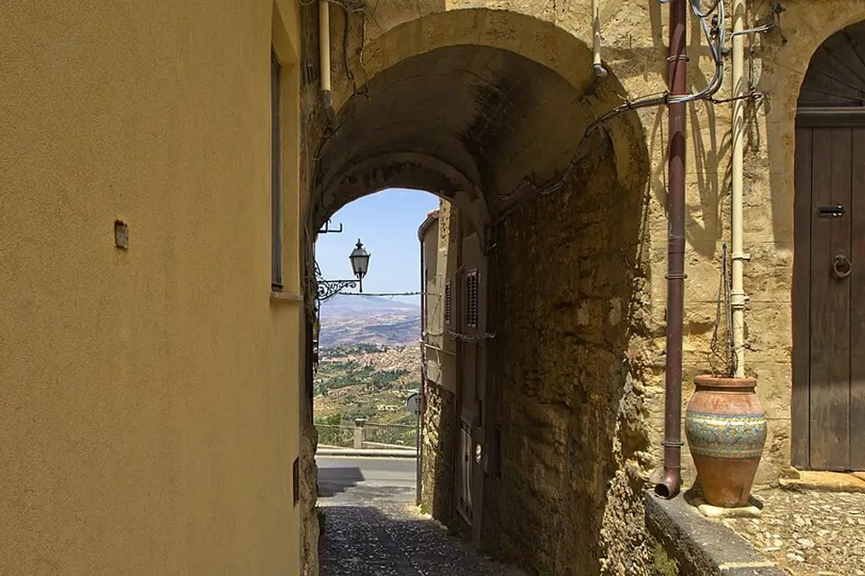 Authentischer Reisemoment in Sizilien – passend zu Kulturreise Sizilien mit dem Bus – Route & Leistungen