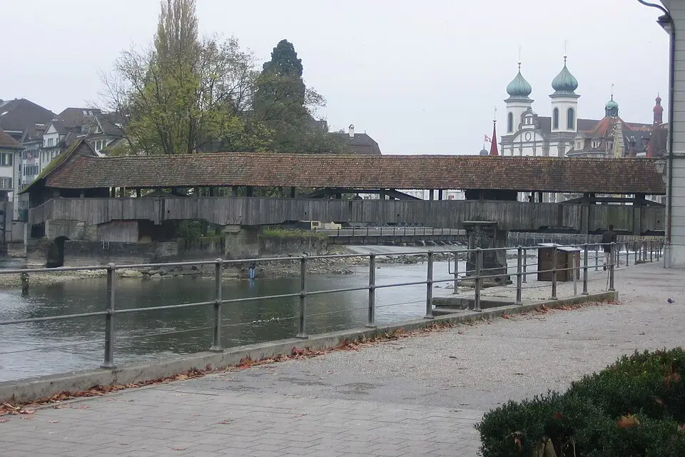Authentischer Reisemoment in Vierwaldstättersee – passend zu Weihnachtsreise Vierwaldstättersee mit dem Bus – Reiseguide